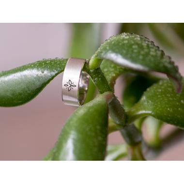 Оригинальное кольцо из серебра с гравировкой цветка