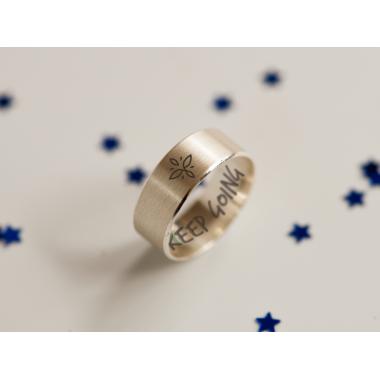Оригинальное кольцо из серебра с гравировкой цветка